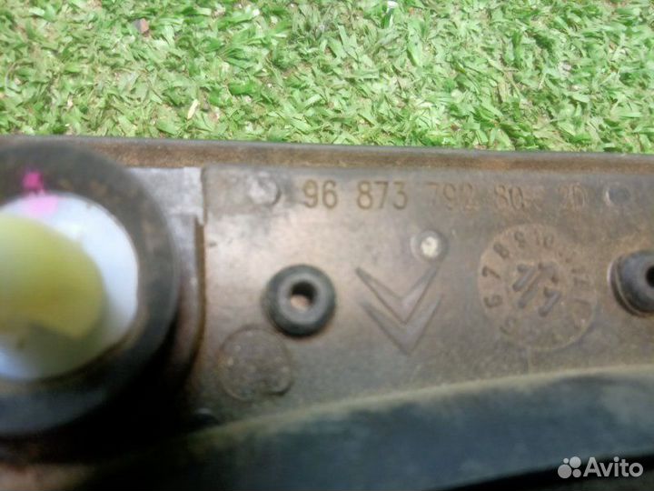 Стекло двери (форточка) переднее правое Citroen C4