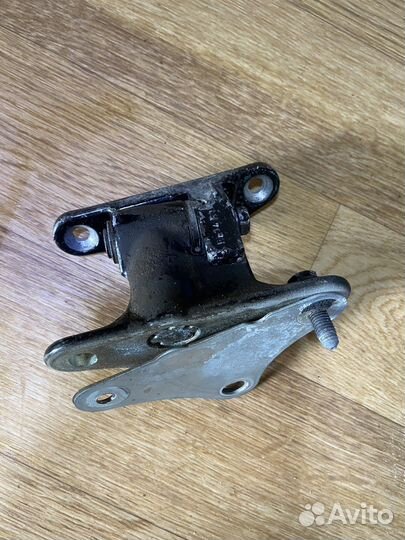 Петля двери mersedes