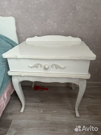 Прикроватные тумбы и столик