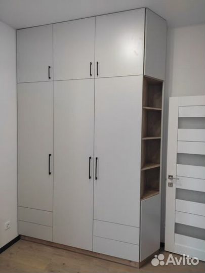 Шкаф распашной с ящиками белый