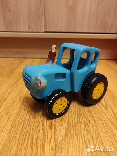 Игрушка синий трактор