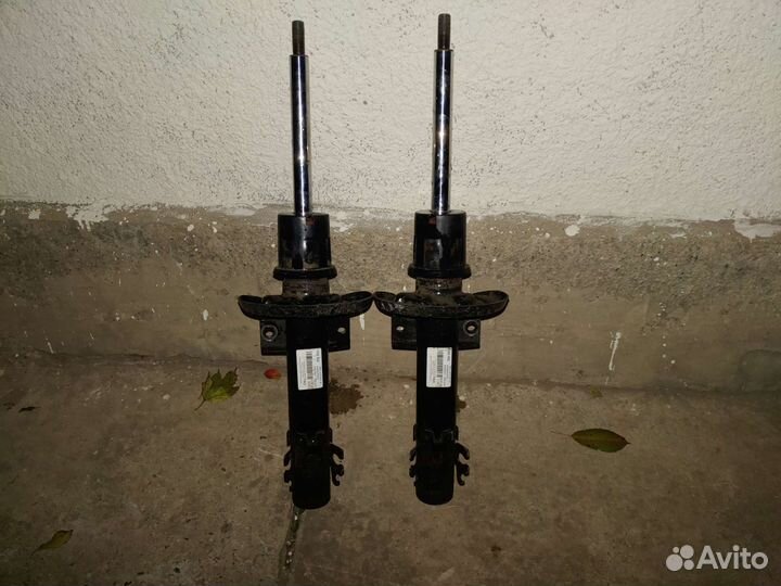 Передние стойки от volkswagen polo оригинальные