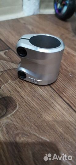 Зажим для трюкового самоката