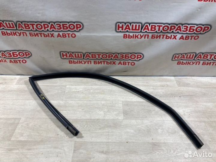 Уплотнитель стекла двери передний правый Datsun