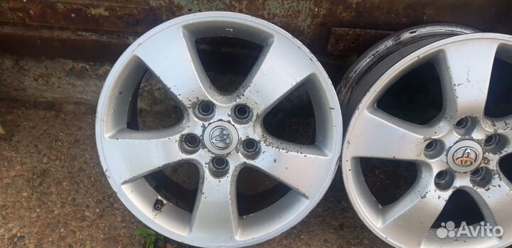Продам диски на R16 оригинал Toyota