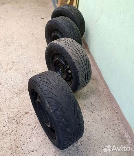 Комплект на штампованном диске R15 от Toyota Camry