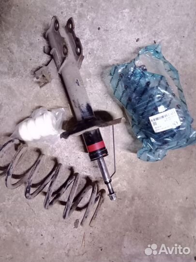 Стойка амортизатора передняя на Альмера н 16