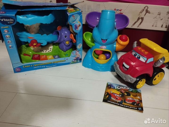 Много развивающих фирменных игрушек