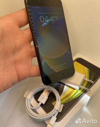 Телефон iPhone se 2020