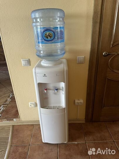 Кулер для воды напольный