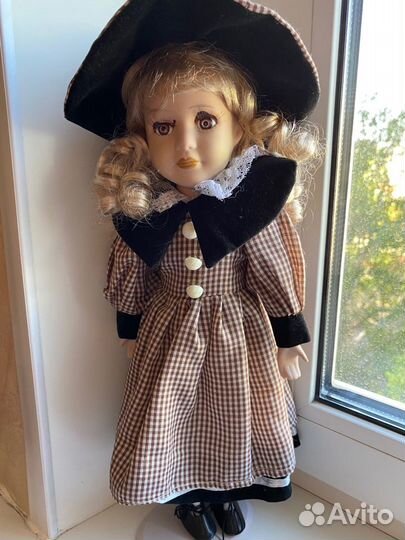Кукла фарфоровая