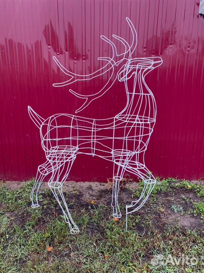 Олень гордый из проволоки