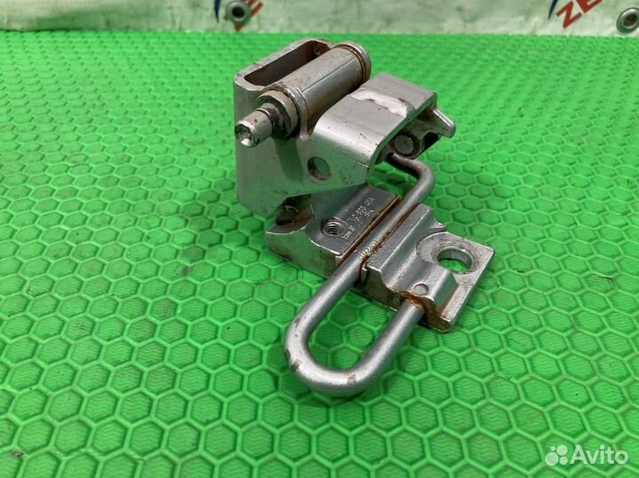 Петля двери нижняя задняя левая Volkswagen Touareg