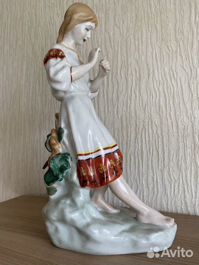 Статуэтка девушки