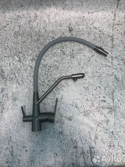 Кухонный смеситель гибкий излив оружейная сталь