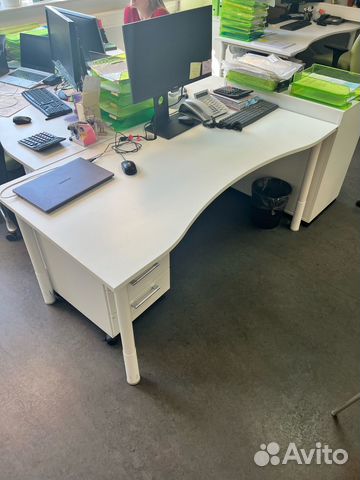 Стол офисный белый Kinnarps