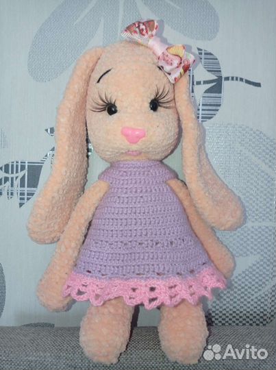 Плюшевый заяц вязаный