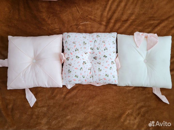 Набор бортиков / подушек в кроватку для девочки