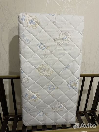 Детская кроватка с маятником