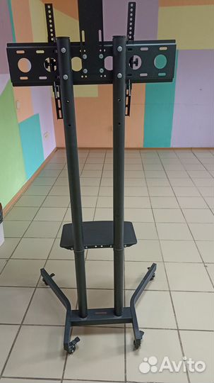 Стойка для телевизора на колесах