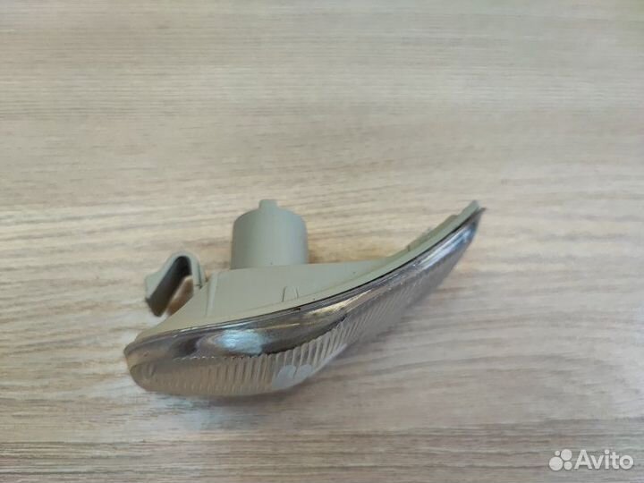 Повторитель поворота левый Renault Sandero Stepway