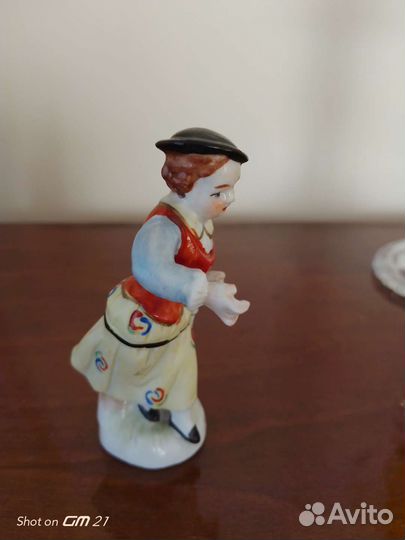 Фарфоровая статуэтка бегущей девушки, гдр