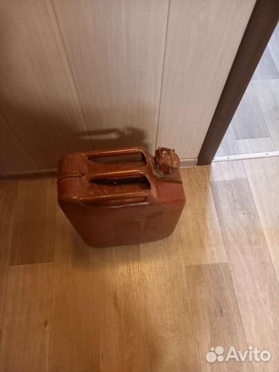 Канистра для бензина металлическая