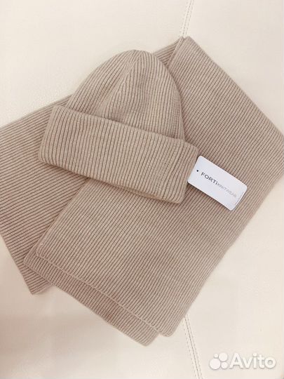 Шапка с шарфом женская