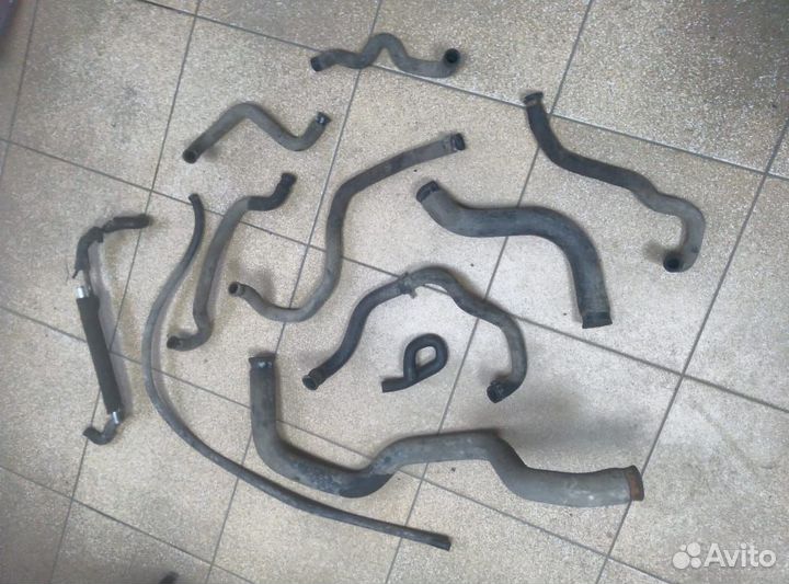 Патрубок системы охлаждения Вольво S 40 1