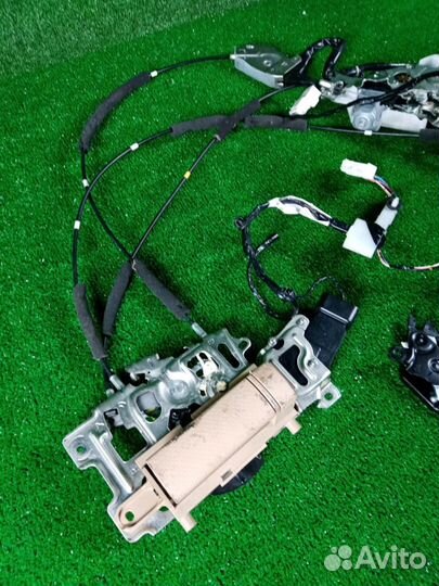 Замок боковой двери задний правый Nissan Serena