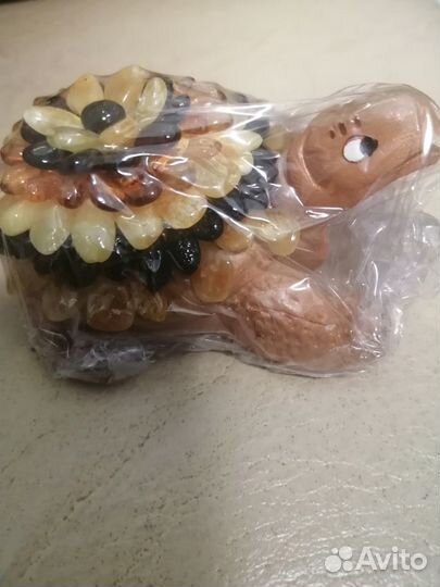 Сувенир черепаха с янтарем