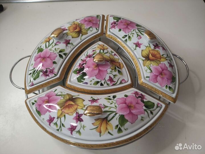 Менажница фарфор 4-х секц. на метал. подставке