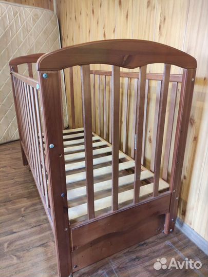 Детская кроватка с маятником и ящиком