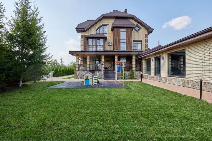 Коттедж 520 м² на участке 16 сот.