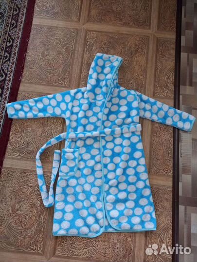 Голубой махровый халат в горошек