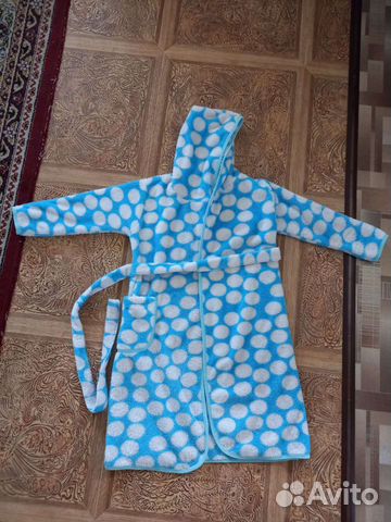 Голубой махровый халат в горошек