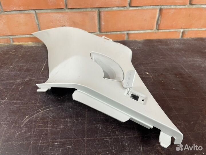 Обшивка стойки кузова задняя левая Land Rover