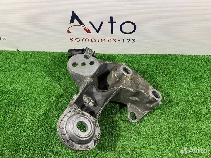 Кронштейн двигателя Audi A4 B6 ASN 3.0 2004