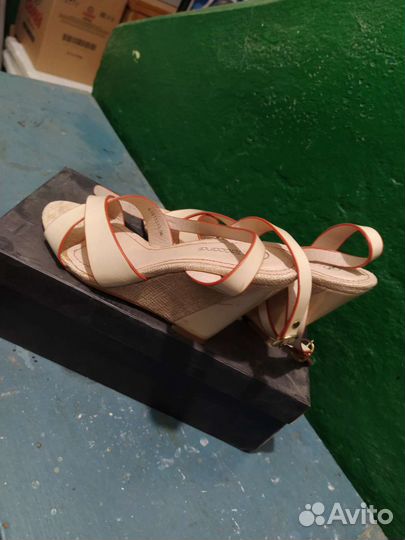 Босоножки женские
