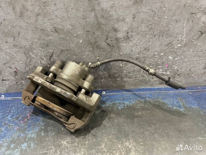 Суппорт передний правый Mazda 3 BL