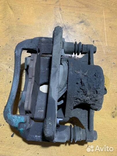 Суппорт тормозной передний правый Toyota Corona