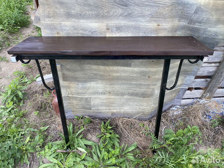 Скамейка и столик на кладбище