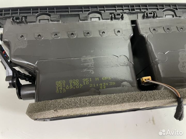 Дефлектор воздуха центральный Audi A4 8E B6 B7