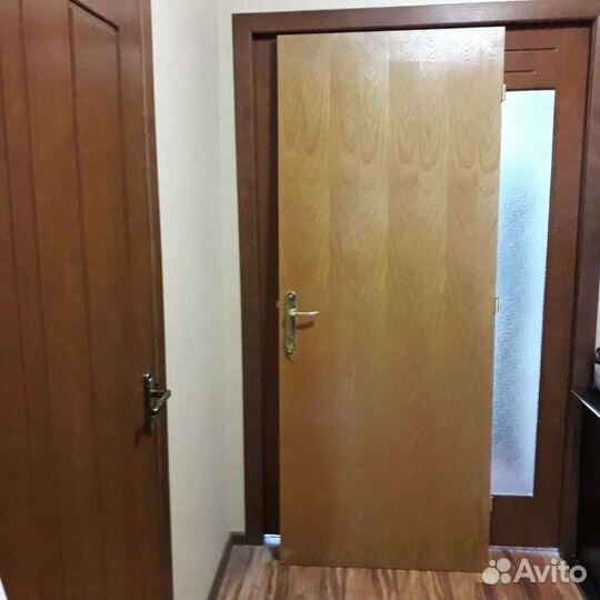 Продам входную дверь деревянную бу