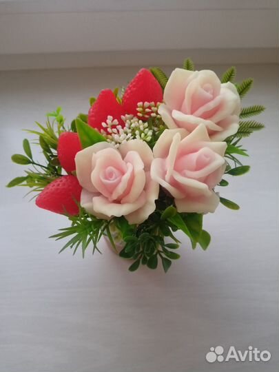 Букет из мыла розы с клубникой