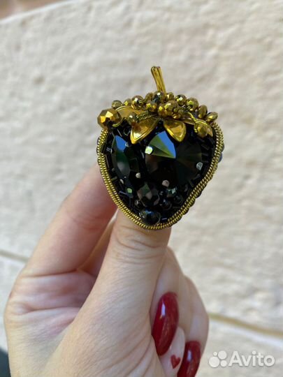 Брошь клубника