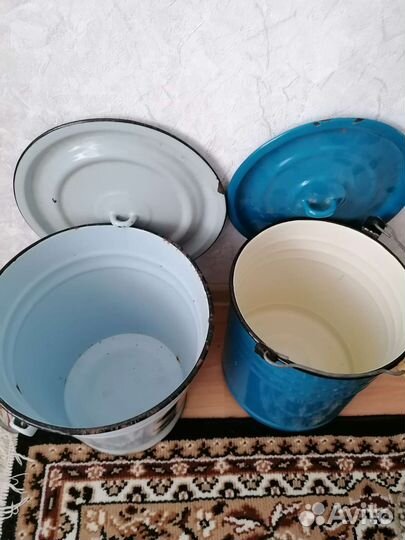 Эмалированное ведро с крышкой и эмалированный бак