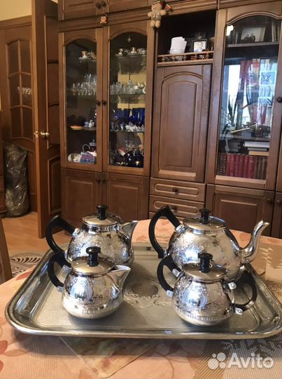 Набор посуды: 3 чайника, сахарница, поднос