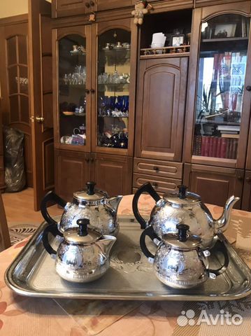Набор посуды: 3 чайника, сахарница, поднос