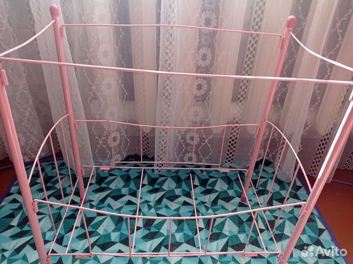 Игрушки и кроватка для кукол